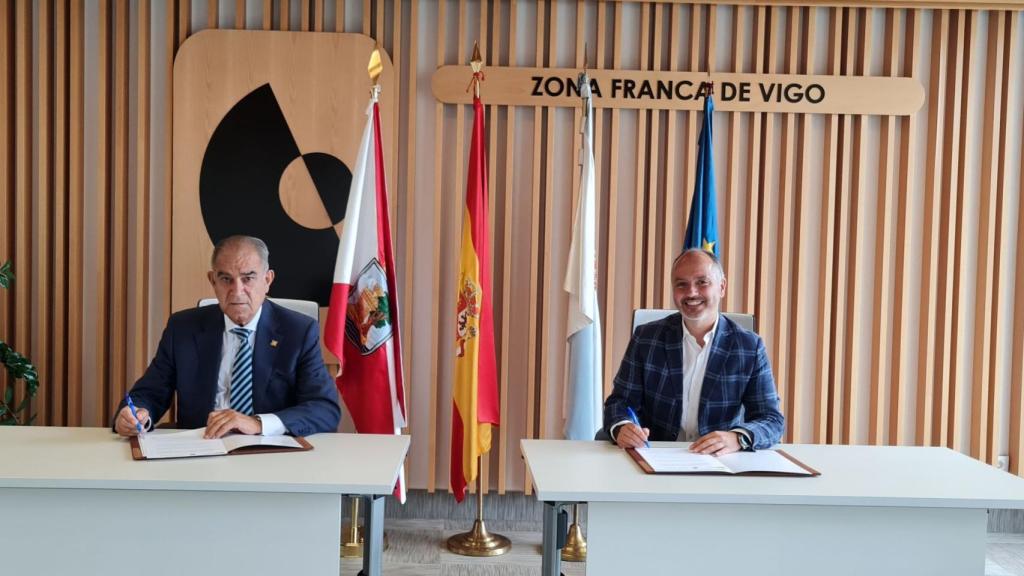 José García Costas y David Regades durante la firma del acuerdo