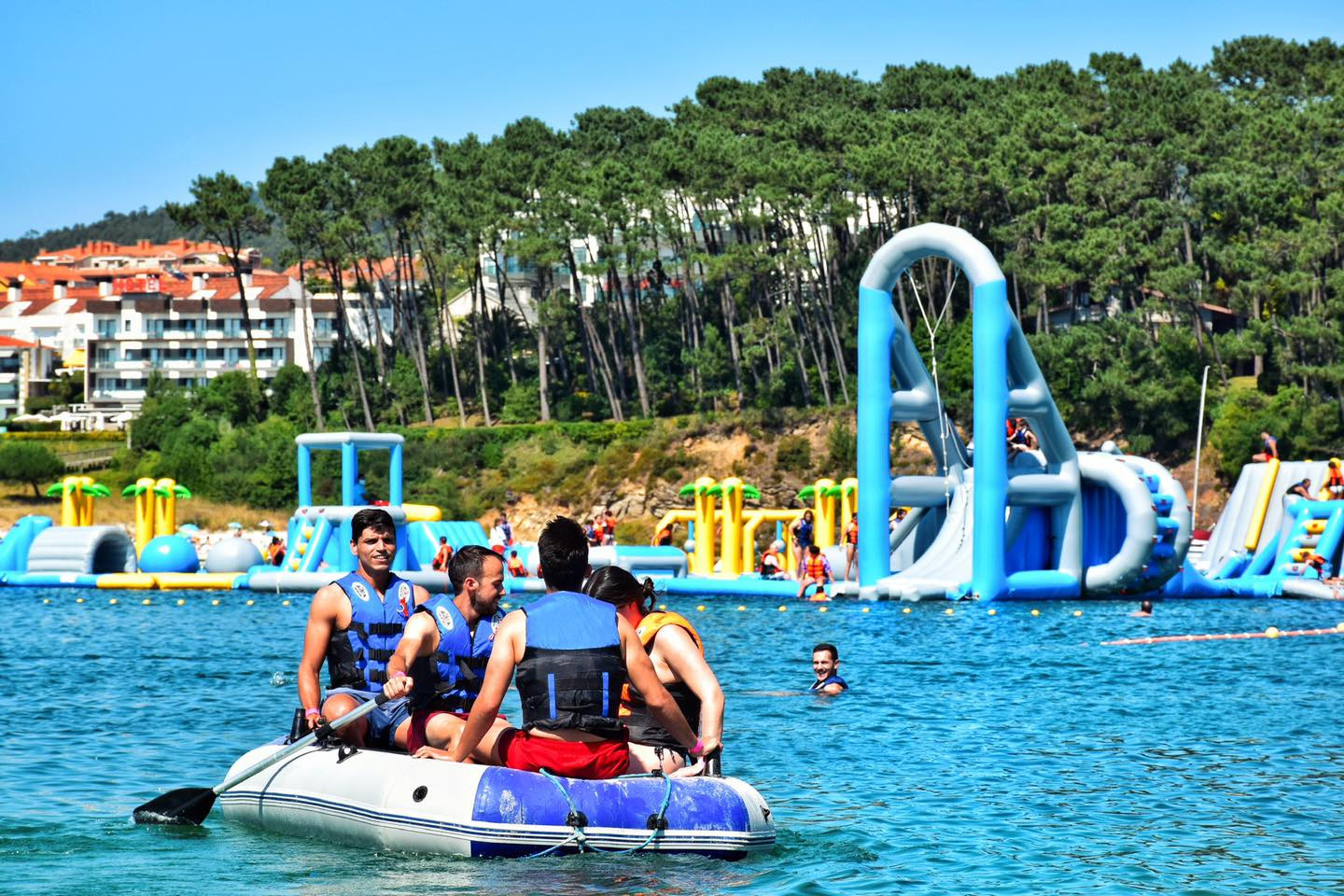 Vía acceso en bote. Foto: Aquapark Sanxenxo