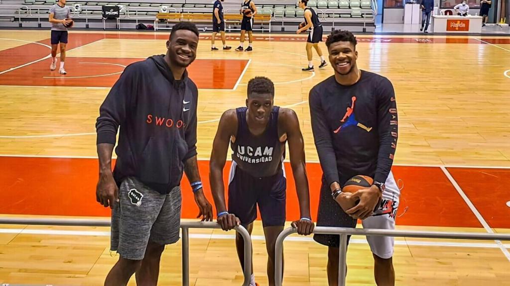 Los hermanos Antetokounmpo, en Murcia