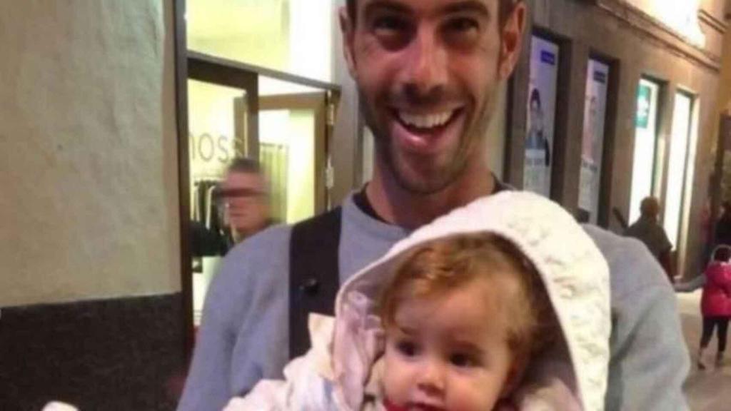 Tomás Gimeno junto a su hija Anna, de un año.
