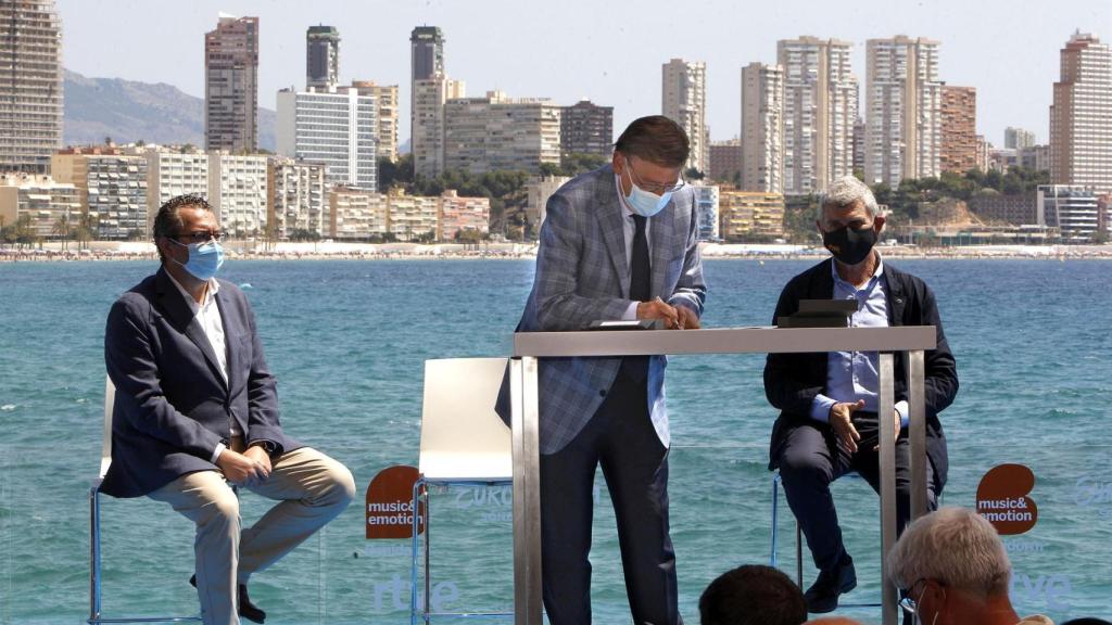 Momento de la firma del protocolo.