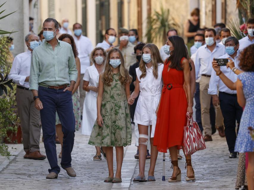 Una de las salidas de los Reyes y sus hijas de Marivent durante el verano de 2020.