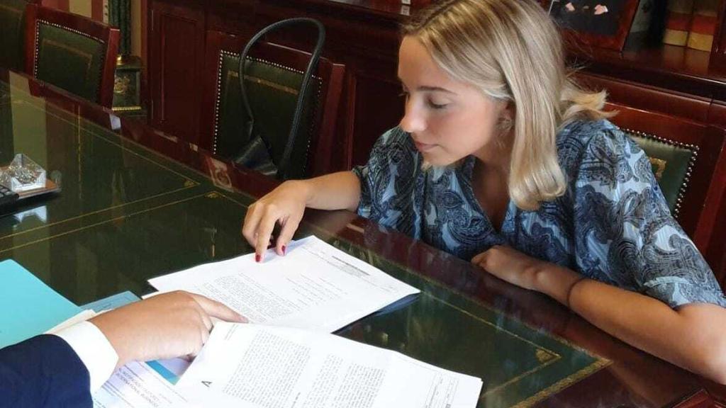 Rosa en el despacho de su abogado Pablo Armijo Bidón