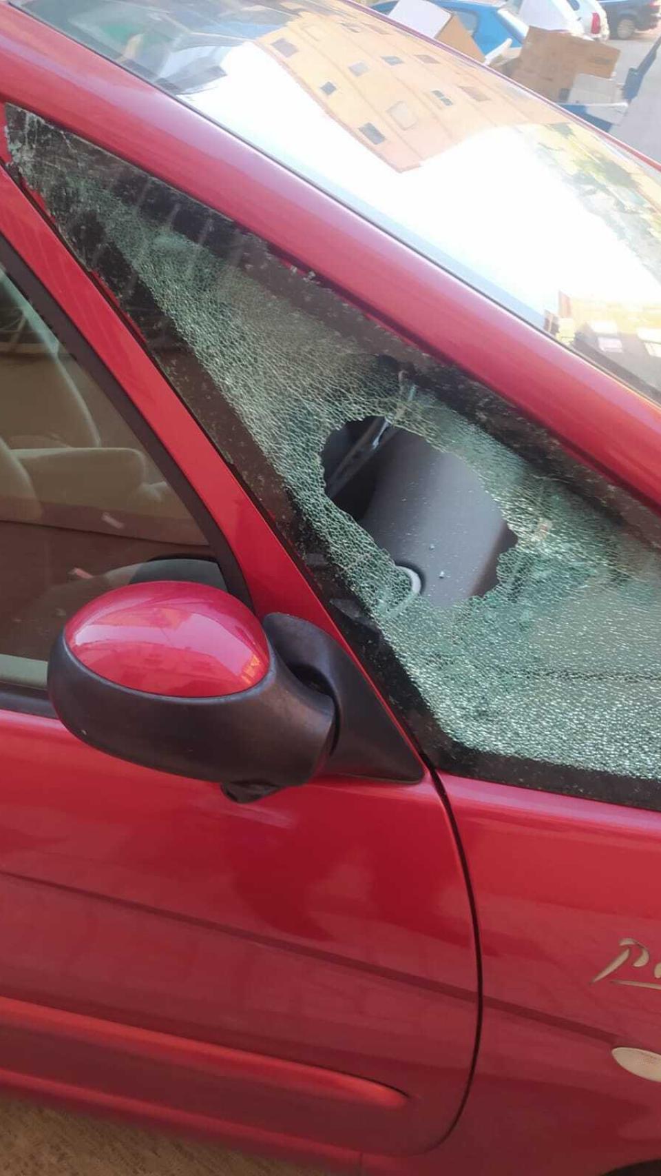 Así quedó el coche de una de las vecinas.