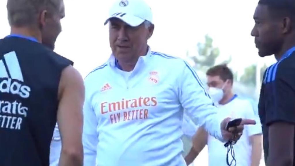 Ancelotti hablando con Odegaard y Alaba