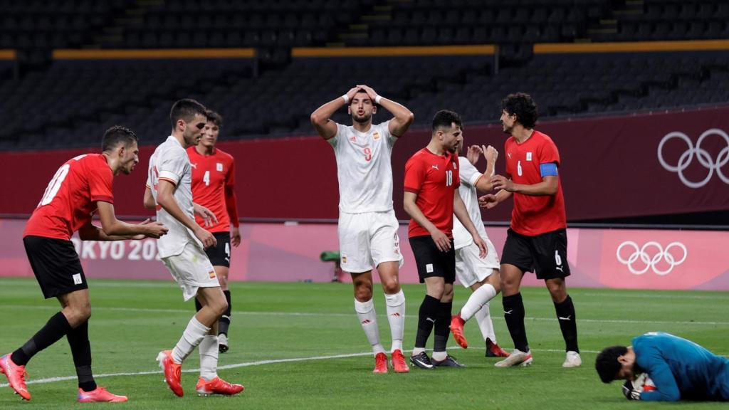 Rafa Mir se lamenta tras una ocasión fallada ante Egipto