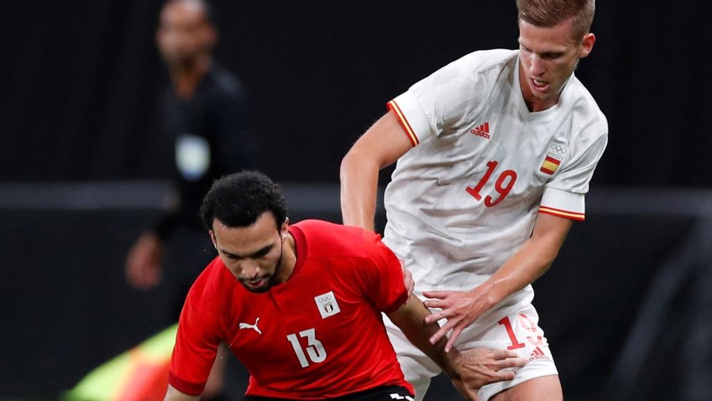 Dani Olmo presiona a un jugador de Egipto