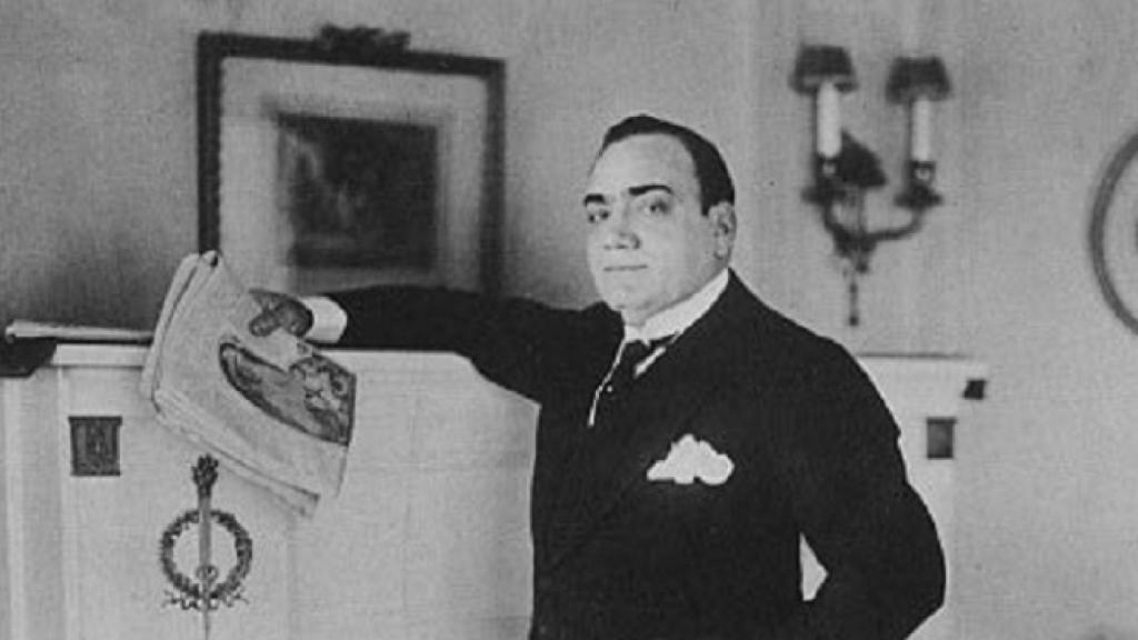 Enrico Caruso junto a su piano