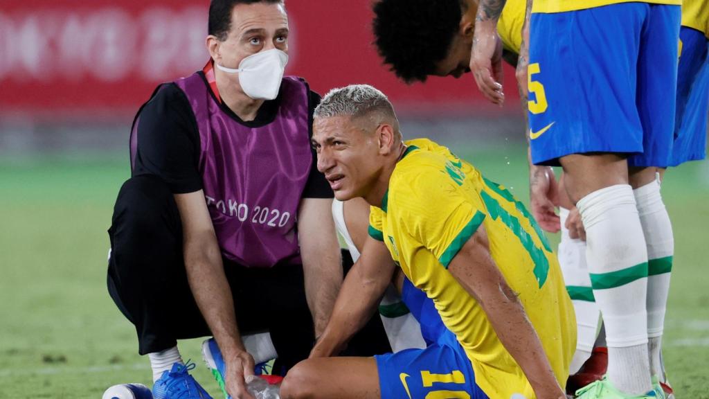 Richarlison se duele tras recibir una entrada en los Juegos Olímpicos