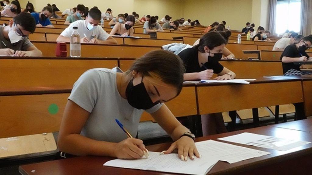 Imagen de un aula durante Selectividad.