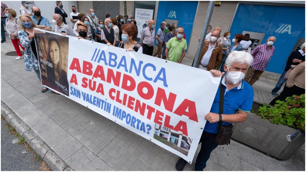 Protesta frente a la sucursal de Fene.