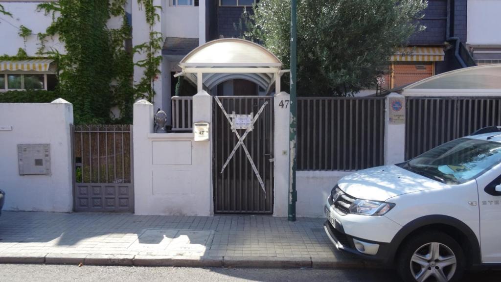 Precinto policial en el portal donde se produjo el crimen machista.