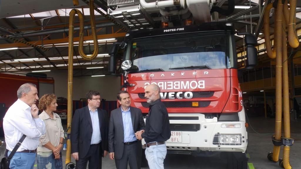 Abel Caballero, durante una visita al parque de bomberos de Teis en 2015.