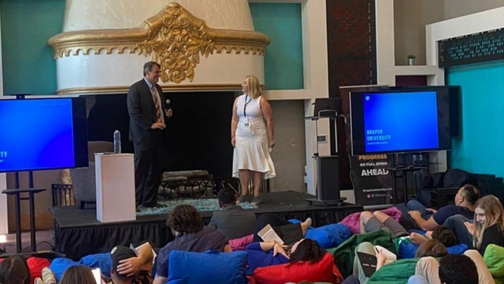 Cristina Martín, durante su primer 'pitch' junto a Tim Draper, director de la Universidad de Draper.