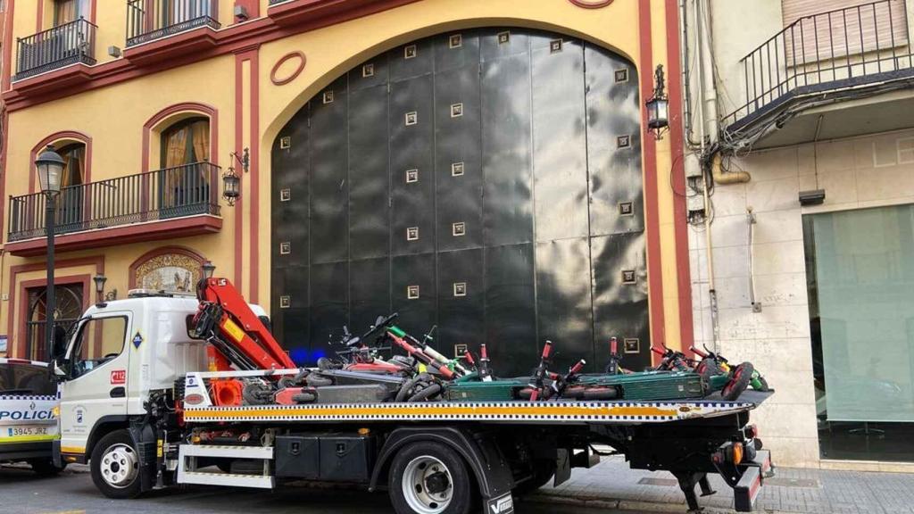 La grúa retira una decena de patinetes en La Victoria