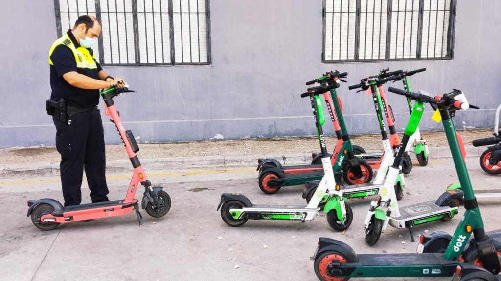 Una imagen de los patinetes sancionados.