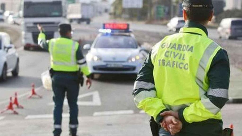Agentes de la Guardia Civil en un control de velocidad.