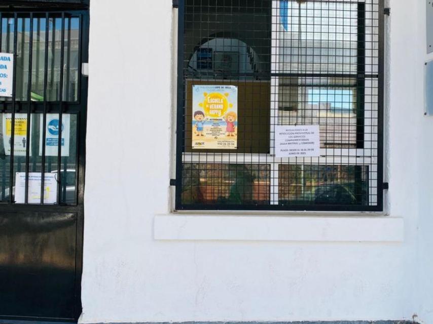 Cartel de la Escuela de Verano en una de las ventanas del colegio público