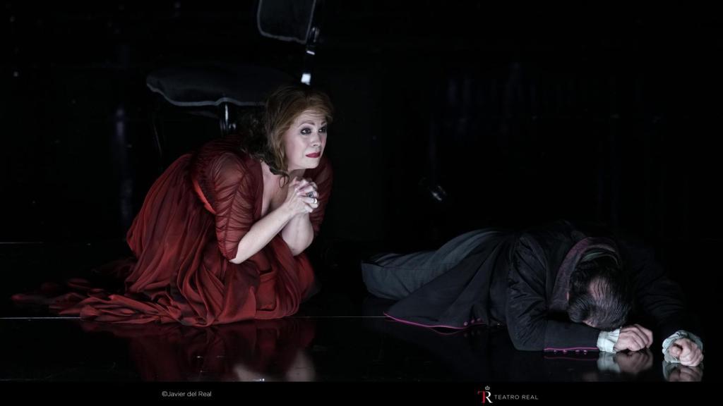 La soprano Sondra Radvanovsky en pleno bis en el Teatro Real.
