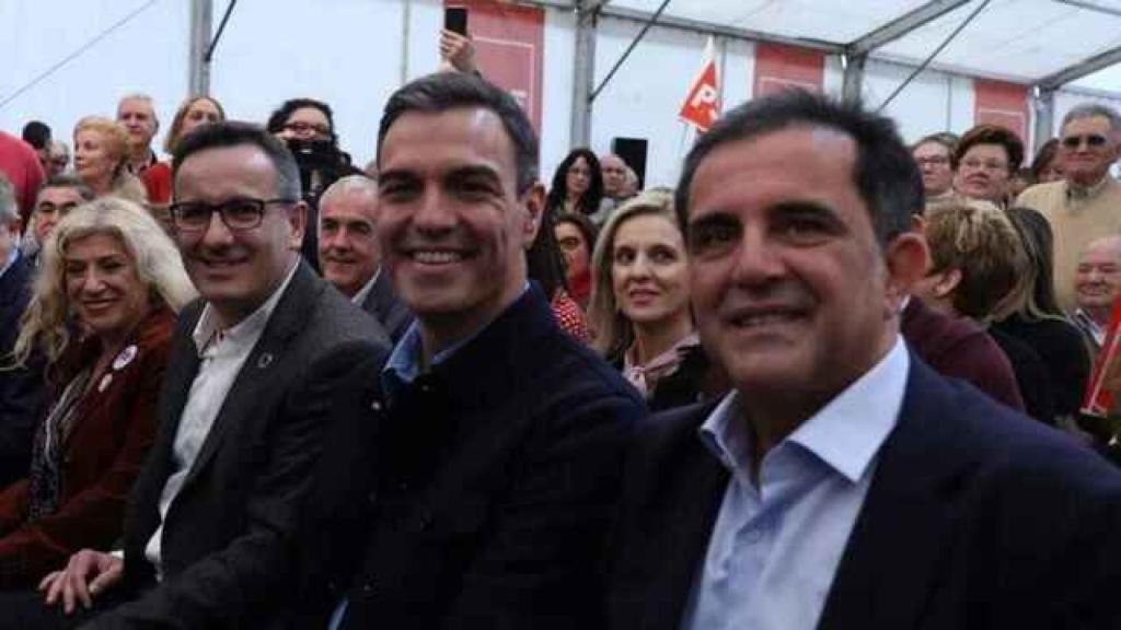El secretario general del PSRM, Diego Conesa; el líder estatal del PSOE, Pedro Sánchez, y el secretario en Murcia, José Antonio Serrano