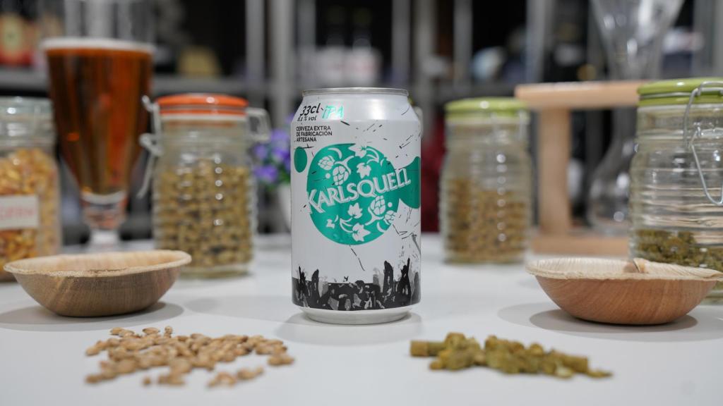 La lata de cerveza estilo IPA Karlsquell, la marca blanca de Aldi.