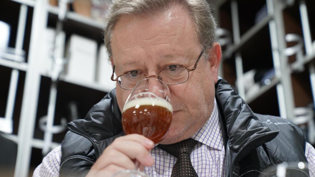 El analista sensorial, Carlos Gómez, explica los matices que percibe en las cervezas probadas.