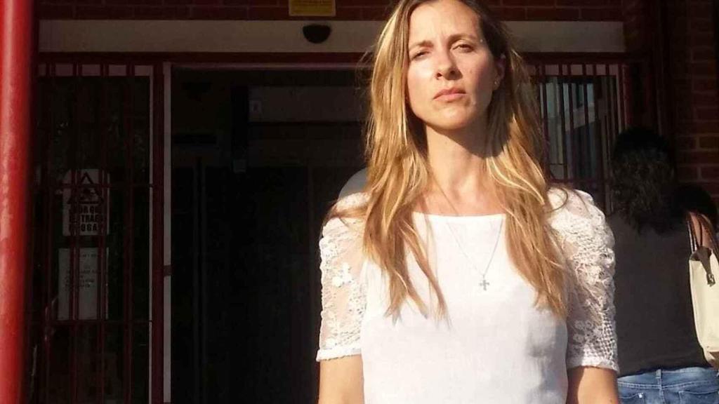 María frente a la cárcel de Alhaurín (Málaga) donde Isidro estuvo preso 352 días.