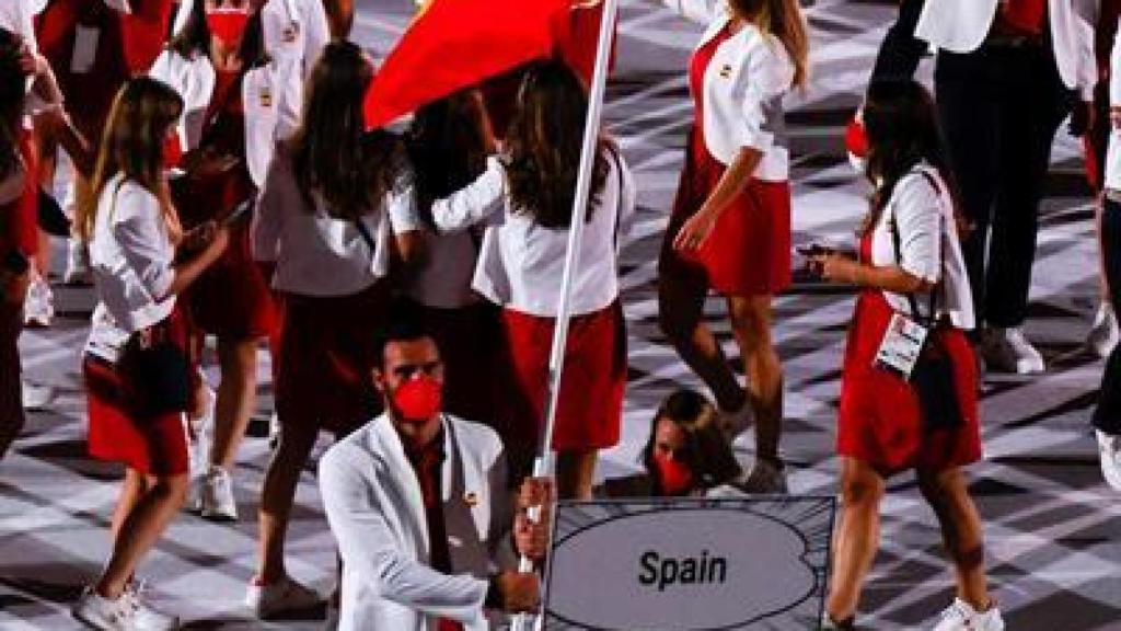 Saúl Craviotto y Mireia Belmonte portando la bandera de España en la Ceremonia de Apertura de los JJOO de Tokio 2020