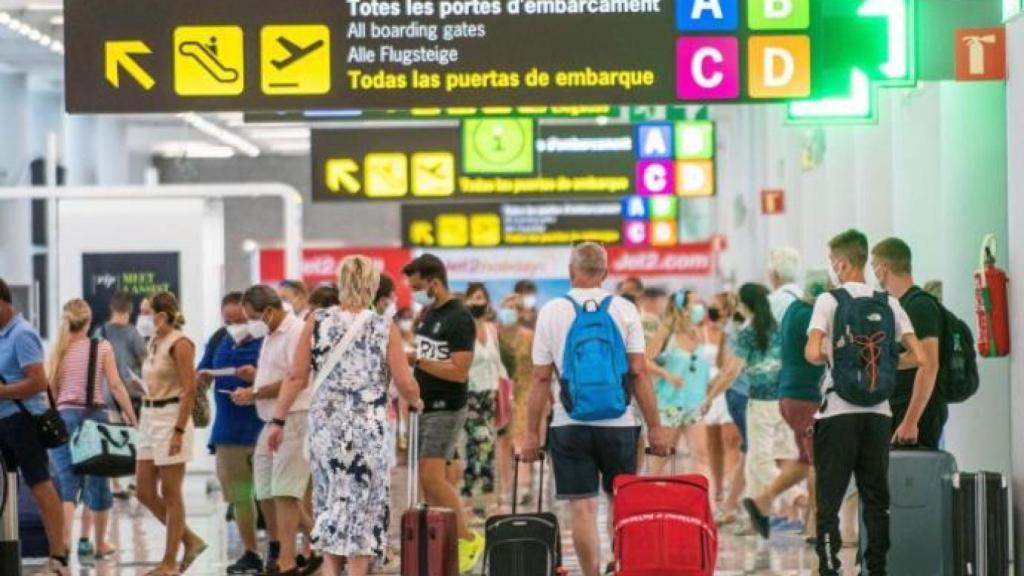 Turistas en el aeropuerto de Palma de Mallorca.