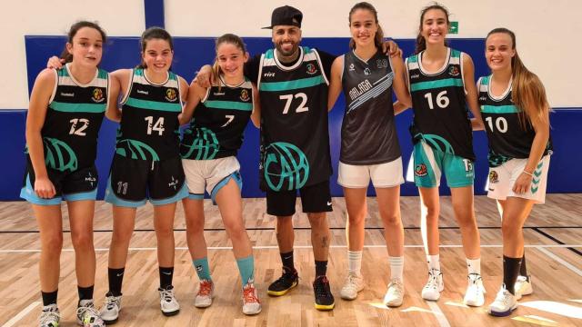 Nicky Jam posa junto a las jugadoras del CAB Estepona.