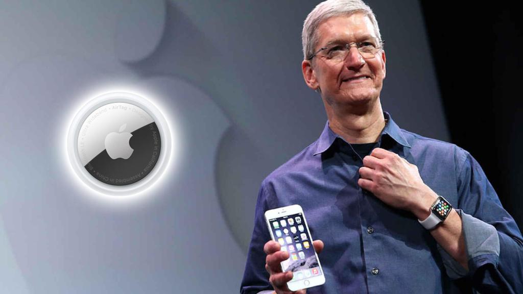 Tim Cook con un AirTag