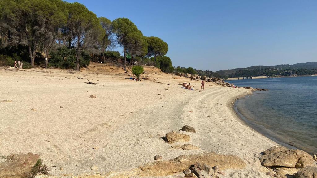 Cala nudista del Embalse de San Juan