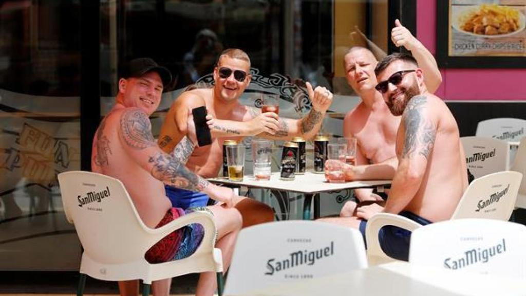 Un grupo de británicos en una terraza de Benidorm