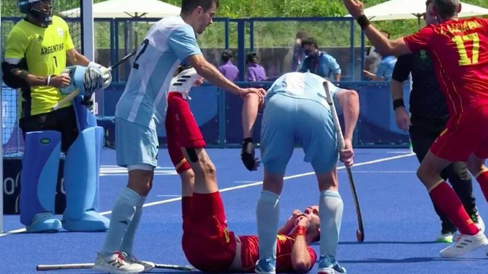 El jugador argentino recriminando al español en la prueba de Hockey masculino de los Juegos Olímpicos