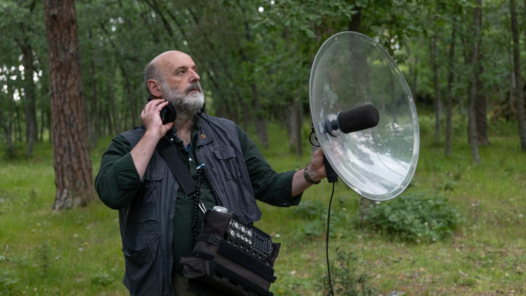 Carlos de Hita grabando el sonido de la naturaleza.
