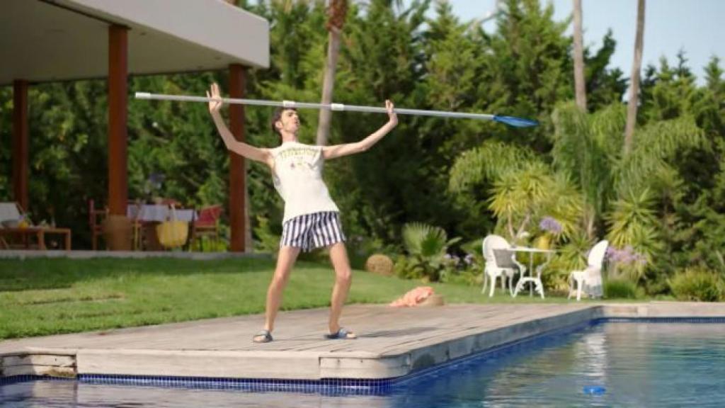 Fotograma del spot, en el que el chaval sueña con dejar de pasar el limpia fondos.