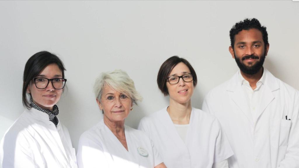 La doctora Àngels Bayés y parte de su equipo del Centro Médico Teknon.