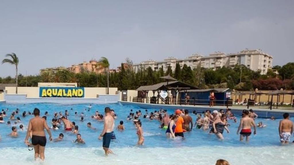 En Aqualand, como en todo parque acuático, siempre llegaremos tarde a las olas en la piscina de olas