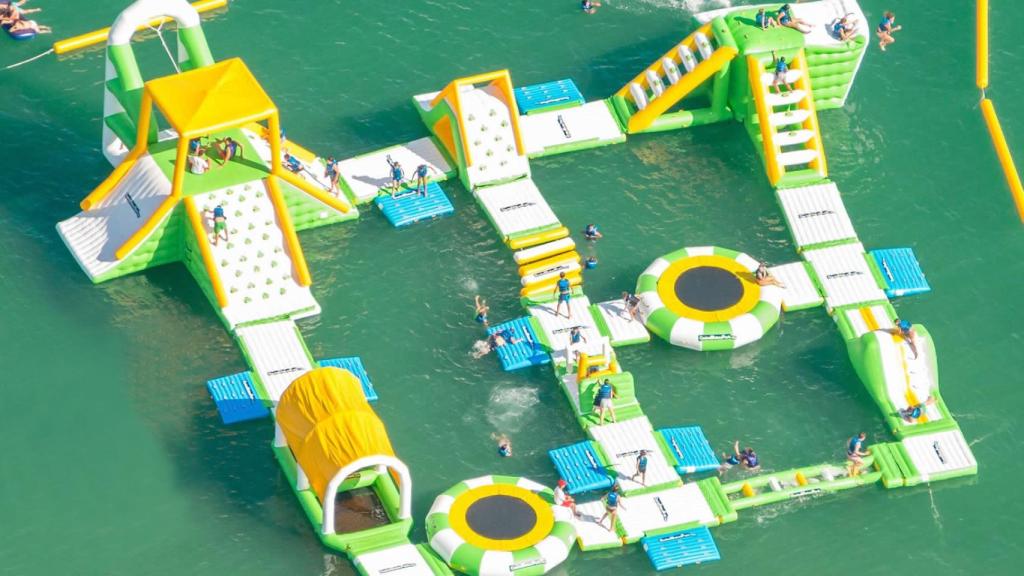 Los parques acuáticos hinchables y flotantes se están extendiendo por todas las playas costasoleñas