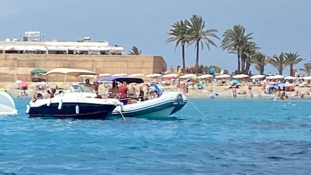 El litoral de Tabarca desde una embarcación, este domingo.