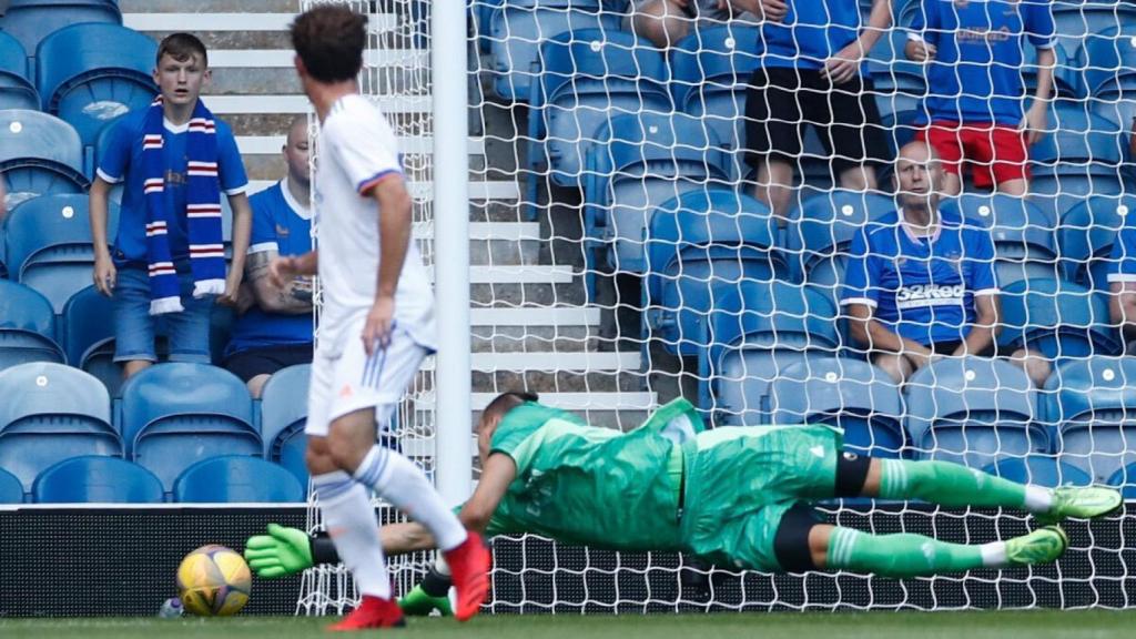 Lunin hace una parada contra el Rangers