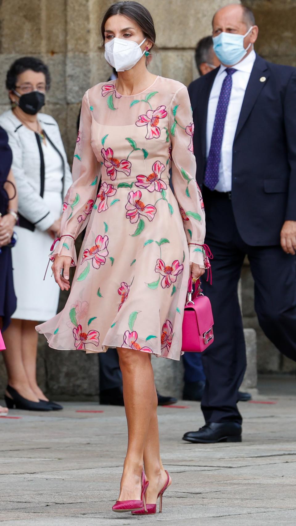 Los tacones que ha escogido la Reina también están firmados por Carolina Herrera.