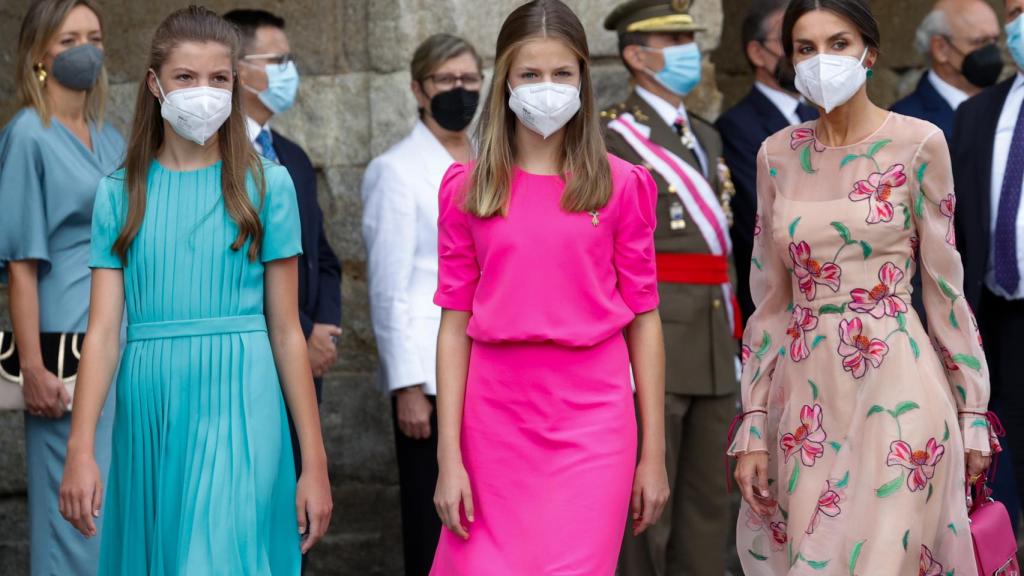 Sofía y Leonor junto a su madre, la reina Letizia.