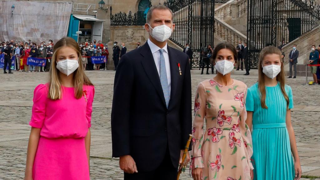La princesa Leonor ha lucido un vestido fucsia con mangas abullonadas. La infanta Leonor se ha decantado por un diseño azul celeste.