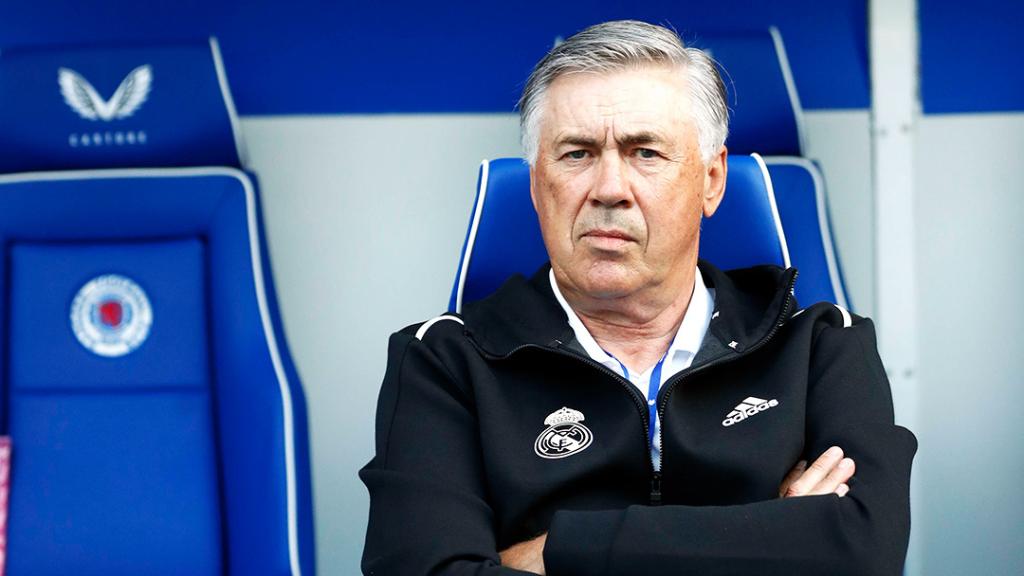 Carlo Ancelotti dirigiendo al Real Madrid