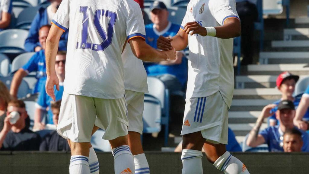 Los jugadores del Real Madrid felicitan a Rodrygo por su gol al Rangers