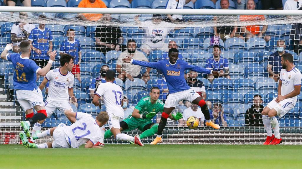 Sakala remata un balón dentro del área pequeña y supera a Lunin para hacer gol