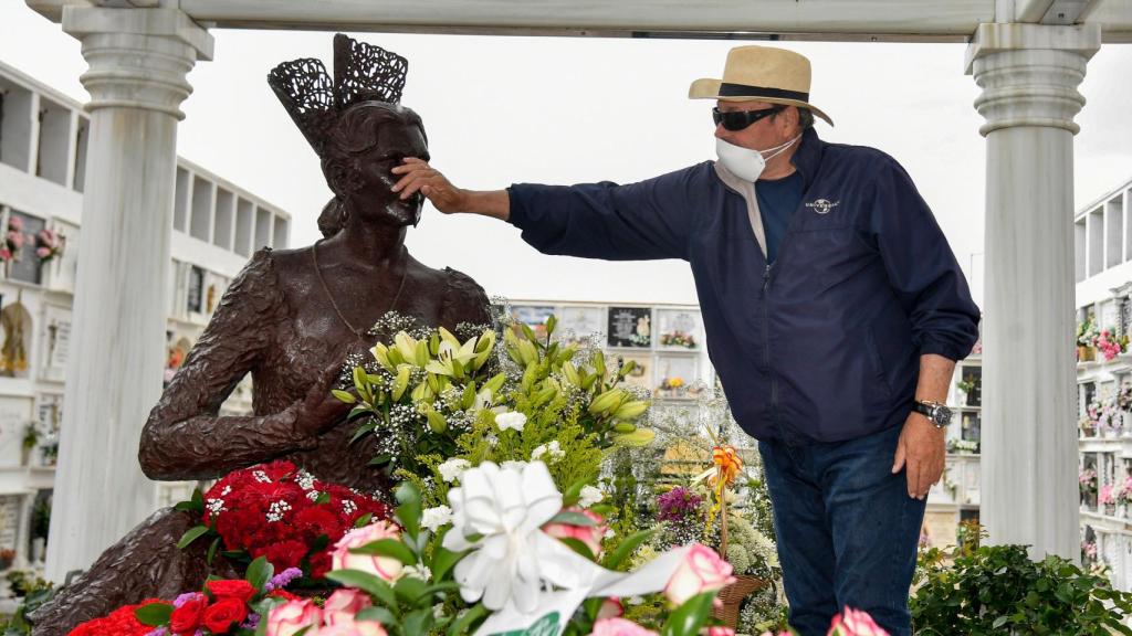Amador Mohedano visitando la tumba de su hermana en mayo de 2020.