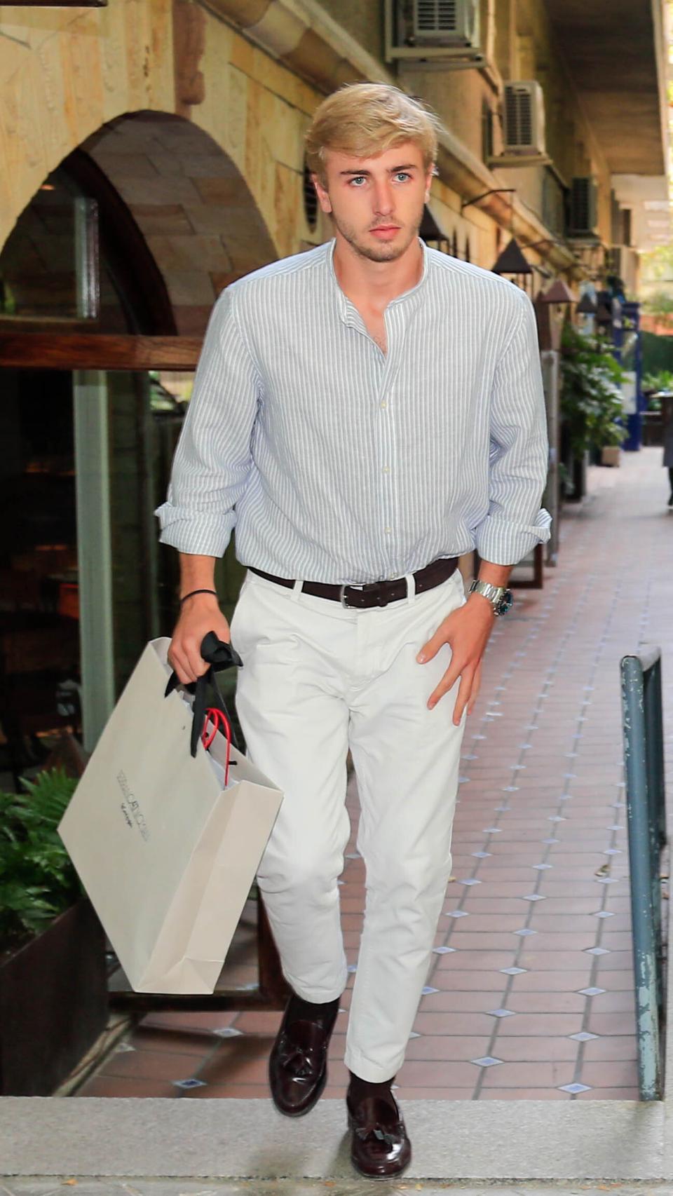 Luis Martínez de Irujo, con camisa de rayas azules.