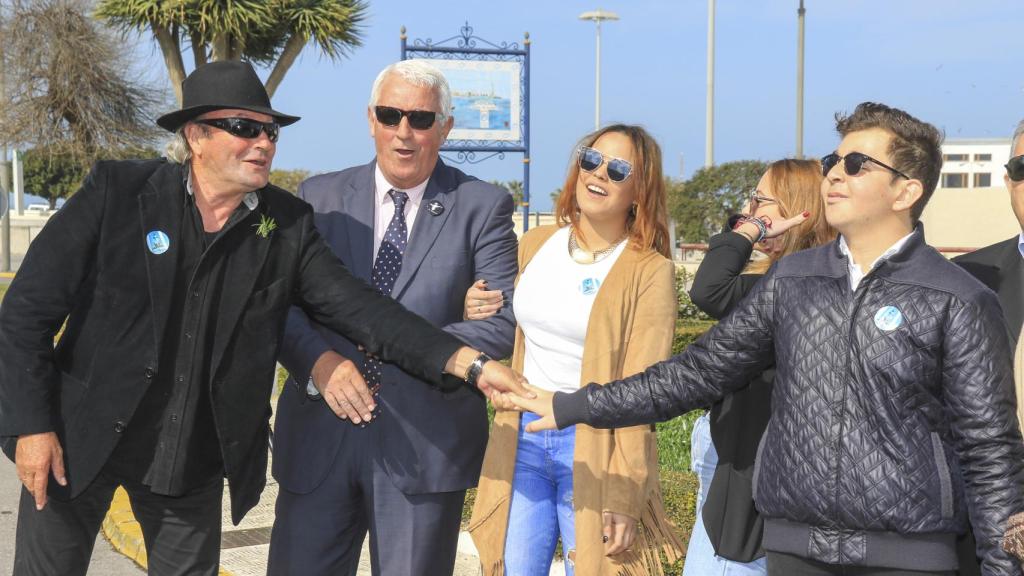 Mohedano saludando a David Flores en febrero de 2017.